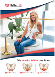 Blonde Frau mit weißem Top lächelt entspannt auf modernem Stuhl vor grüner Pflanze